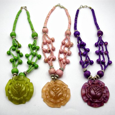 Ожерелье из камней с медальоном Роза