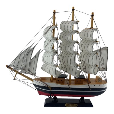 Модель парусника на подставке (32х31х7 см)