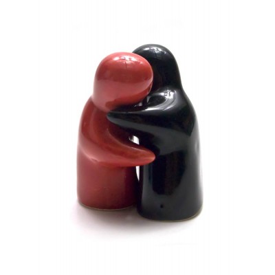 Солонка с перечницей Объятия (8х6х5 см) красно-черные Солонка с перечницей "Объятия" красно-черные (8х6х5 см)(AB244-A) код 26041