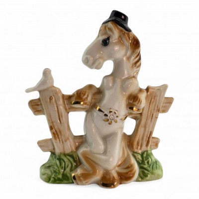 Фарфоровая статуэтка «Лошадь у забора» (11,5х10,5х4 см) Фарфоровая статуэтка «Лошадь у забора» (11,5х10,5х4 см)