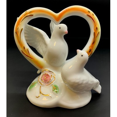 Статуэтка Голуби с сердцем фарфор (11х11х7 см)A