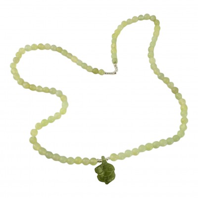 Ожерелье нефритовое с кулоном  Черепашка  (22,5 см)