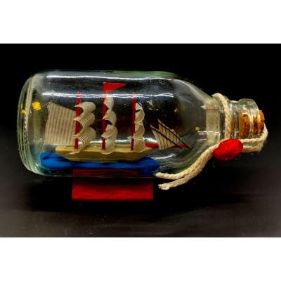 Модель парусника в бутылке(11,5х6,5х5,5 см)