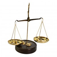 Весы бронзовые на деревянной подставке (19х11,5х11,5 см)