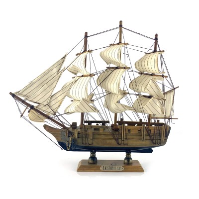 Модель парусника на подставке ( 400х330х60 мм)