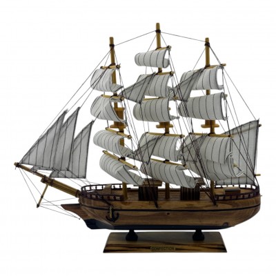 Модель парусника на подставке ( 40х34х6,5 см)