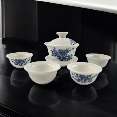 Китайский чайный набор с цветочным орнаментом в подарочной коробке (19х18х10 см) Китайский чайный набор с цветочным орнаментом в подарочной коробке (19х18х10 см)