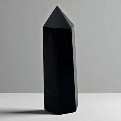 Кристалл обсидиана в форме башни (полированный, высота 7.5 см)