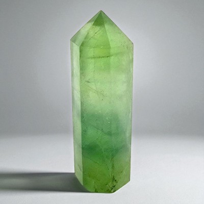 Кристалл зелёного кварца в форме башни (полированный, 7.5 см)