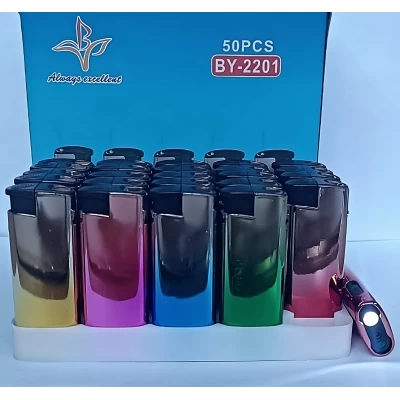 Зажигалка в металлическом корпусе с фонарем Зажигалка в металлическом корпусе с фонарем