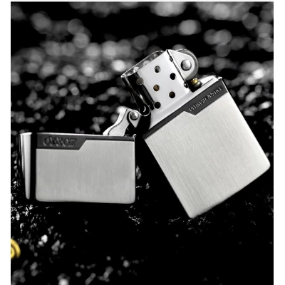 Бензиновая зажигалка 'ZORRO ULTIMATE JUSTICE' серебристо-черная HL-296 Бензиновая зажигалка 'ZORRO ULTIMATE JUSTICE' серебристо-черная HL-296