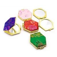 Зеркальце косметическое с вышивкой шестигранное (7х7х7 см)