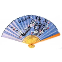 Веер бамбук с шелком Сакура на голубом фоне