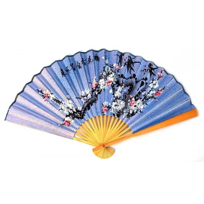 Веер бамбук с шелком Сакура на голубом фоне Веер бамбук с шелком Сакура на голубом фоне