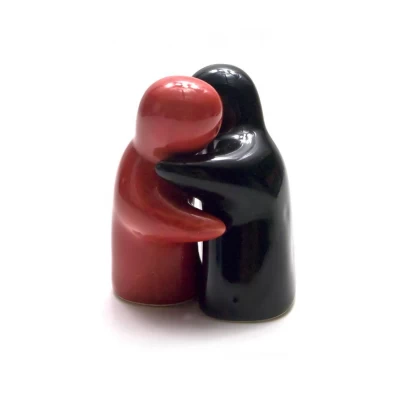 Солонка с перечницей Объятия (8х6х5 см) красно-черные Солонка с перечницей "Объятия" красно-черные (8х6х5 см)(AB244-A) код 26041