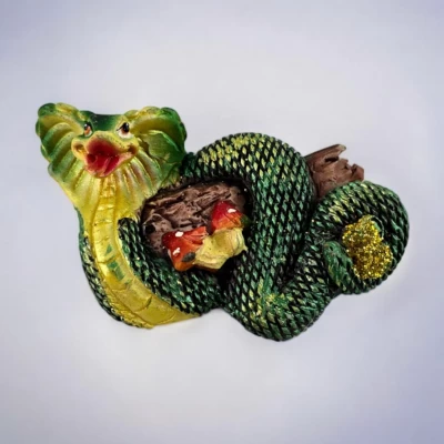 Змея-кобра  на ветке магнит на холодильник (5х4 см)