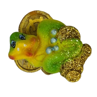 Змея на монетах магнит на холодильник (5,5х4х4см)