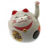 Кошка Манэки-нэко машущая лапой пластик (9х8х7,5 см)(батарейки в комплект не входят)