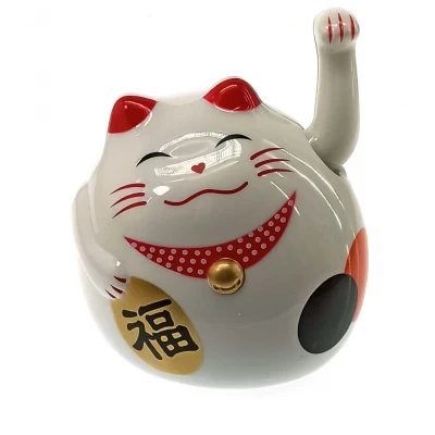 Кошка Манэки-нэко машущая лапой пластик (9х8х7,5 см)(501-1)(батарейки в комплект не входят) код 27863