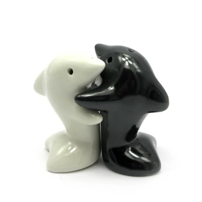 Солонка с перечницей Дельфины черно белые (7х7х4 см) Солонка с перечницей "Дельфины" (7х7х4 см)(AB245) код 27899