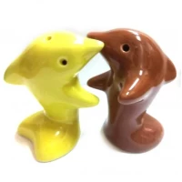 Солонка с перечницей Дельфины желто коричневые (7х7х4 см)