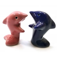 Солонка с перечницей Дельфины сине малиновые (7х7х4 см)