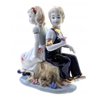 Мальчик с девочкой фарфор (15х14,5х6 см)