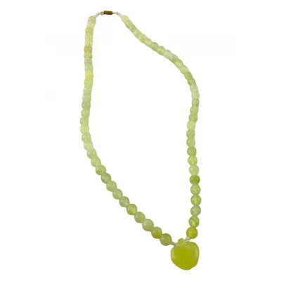 Ожерелье нефритовое с кулоном  Яблоко  (22,5 см)