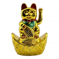 Кошка Манэки-нэко машущая лапой на чаше богатства (9,7х7х4,8 см)
