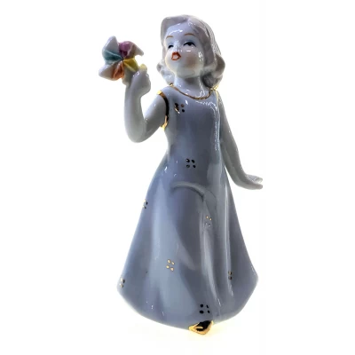 Девочка с игрушкой фарфор (12х7,5х5,5 см)