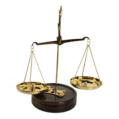 Весы бронзовые на деревянной подставке (19х11,5х11,5 см) Весы бронзовые на деревянной подставке (19х11,5х11,5 см)