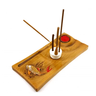 Подставка под благовония Карп (24,5×12×1,8см) массив дерева ,резная покрыта эмалью и лаком. Подставка под благовония Карп (24,5×12×1,8см) массив дерева ,резная покрыта эмалью и лаком.