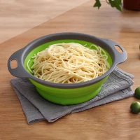 Дуршлаг силиконовый складной с ручками круглый зеленый (240х195х130 мм).
