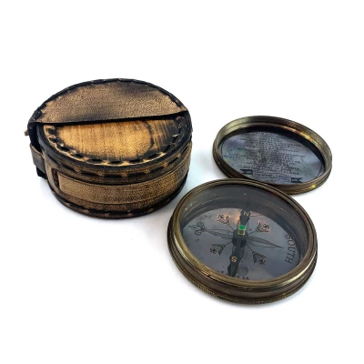 Компас бронзовый в кожаном футляре Dollond London ( 8,7 х3,5см) Компас бронзовый в кожаном футляре Dollond London ( 8,7 х3,5см)