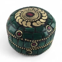 Шкатулка металлическая с кораллами и бирюзой ( h-3,2; d-4,7 см)