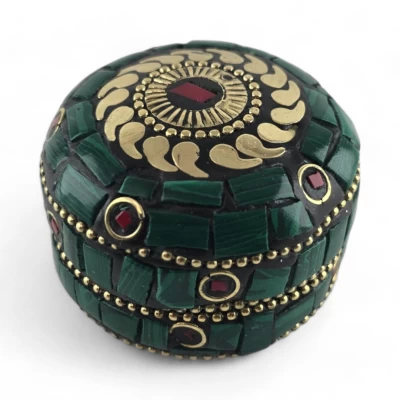 Шкатулка металлическая с кораллами и бирюзой ( h-3,2; d-4,7 см)