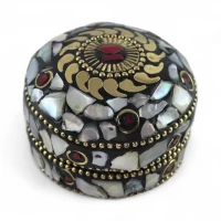 Шкатулка металлическая с  перламутром  и кораллами  ( h-3,2; d-4,7 см)