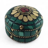 Шкатулка металлическая с кораллами и бирюзой ( h-3,2; d-4,7 см)