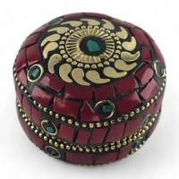 Шкатулка металлическая с кораллами и бирюзой ( h-3,2; d-4,7 см)