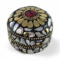 Шкатулка металлическая с  перламутром кораллами  ( h-3,2; d-4,7 см)