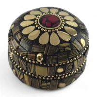 Шкатулка металлическая с  кораллами  ( h-3,2; d-4,7 см)