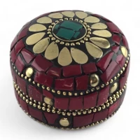 Шкатулка металлическая с кораллами и бирюзой ( h-3,2; d-4,7 см)