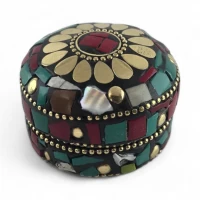 Шкатулка металлическая с  бирюзой и кораллами и перламутром ( h-3,2; d-4,7 см)