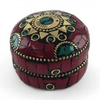 Шкатулка металлическая с кораллами и бирюзой ( h-3,2; d-4,7 см)