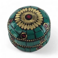 Шкатулка металлическая с  бирюзой и кораллами  ( h-3,2; d-4,7 см)