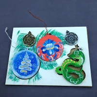 Крафтовая новогодняя открытка Змея сказочная(200*150*8мм).Комплект магнит ,4 подвески на планшете