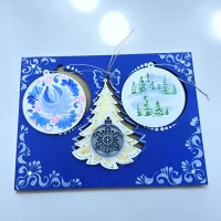 Крафтовая новогодняя открытка Заснеженная елка (200*150*8мм).Комплект 3 подвески с аппликацией