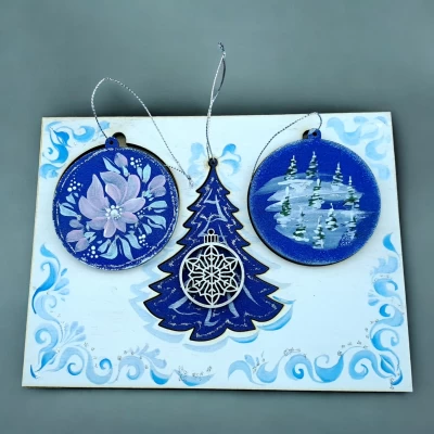 Крафтовая новогодняя открытка Морозные узоры (200*150*8мм).Комплект 3 подвески с аппликацией Крафтовая новогодняя открытка Морозные узоры (200*150*8мм).Комплект 3 подвески с аппликацией