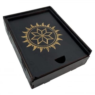 Шкатулка для рун и оберегов Алатырь (14х10.5х4см), деревянная покрыта темной эмалью. Шкатулка для рун и оберегов Алатырь (14х10.5х4см), деревянная покрыта темной эмалью.