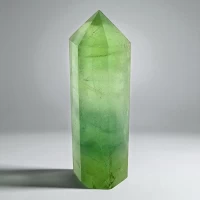 Кристалл зелёного кварца в форме башни (полированный, 7.5 см)